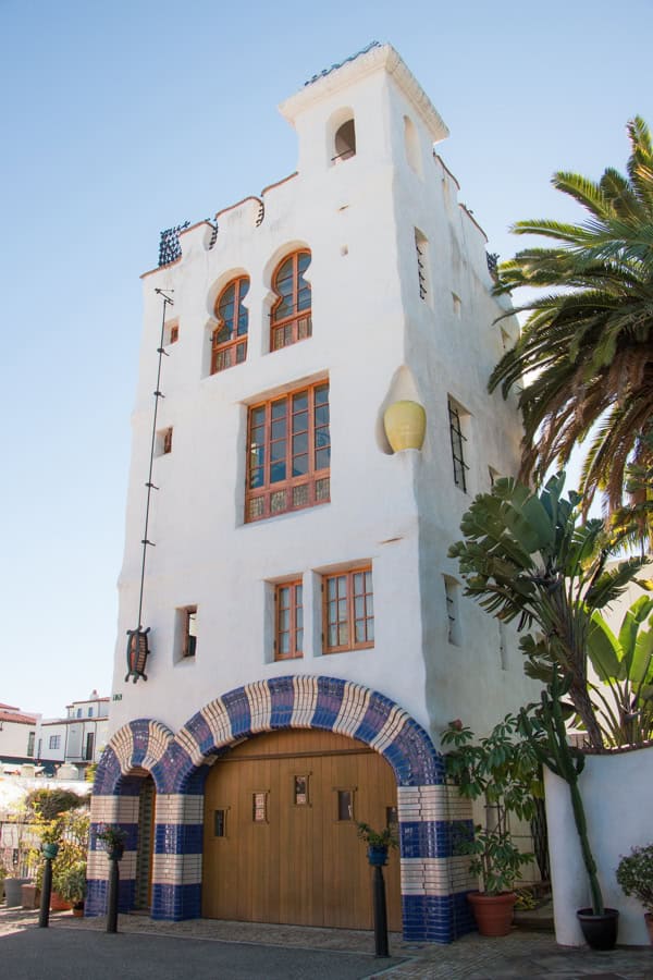 The exterior of the Ablitt House, designed by Jeff Shelton. The multi-story building is white with wooden trim and has multi-colored tiles.
